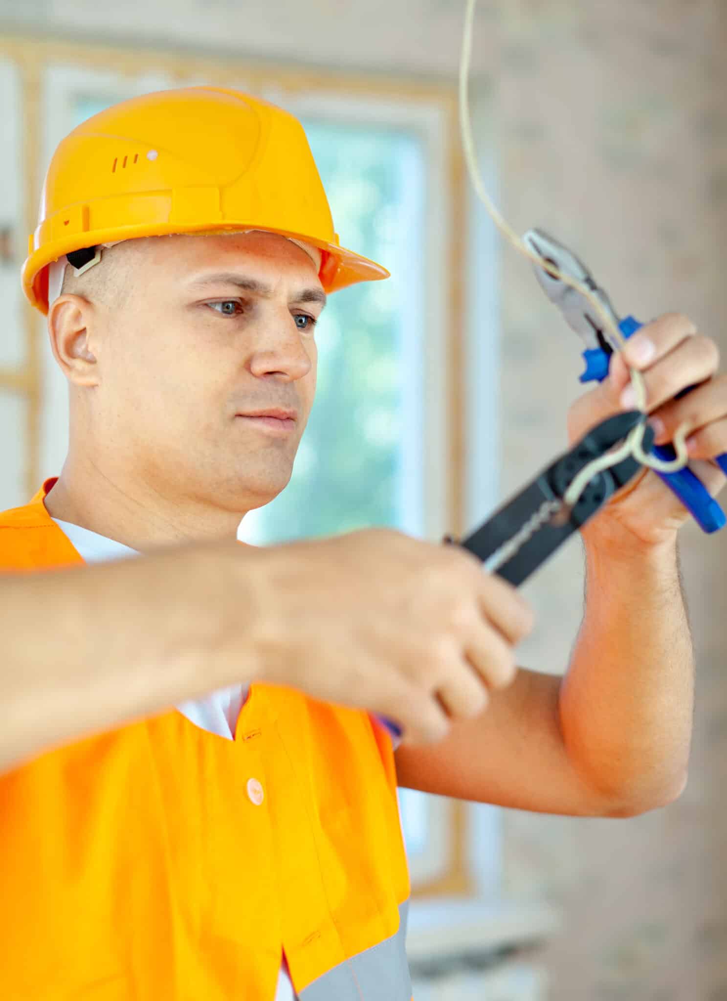Artisan électricien au travail