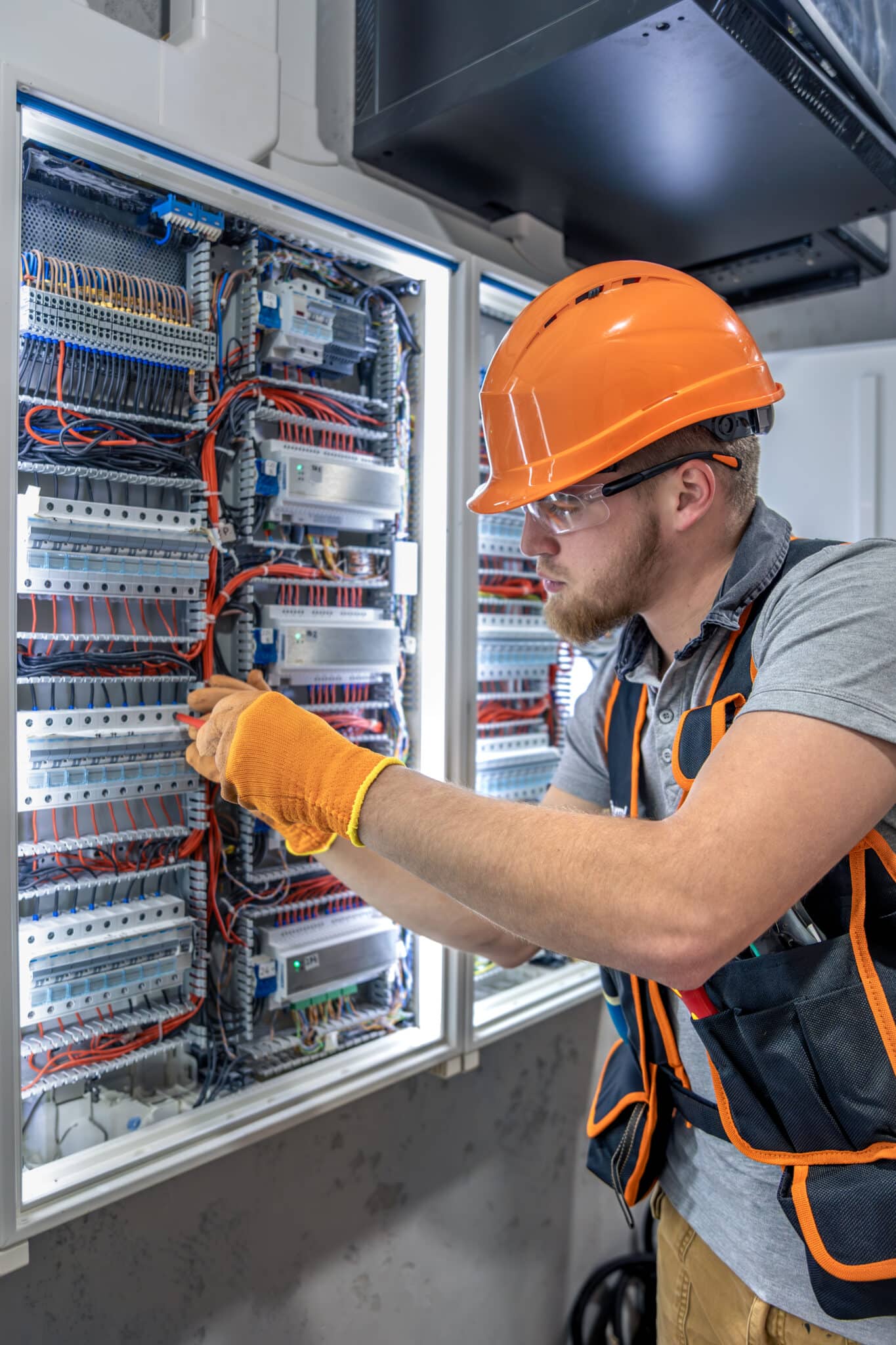 Tableau électrique moderne en cours d'installation