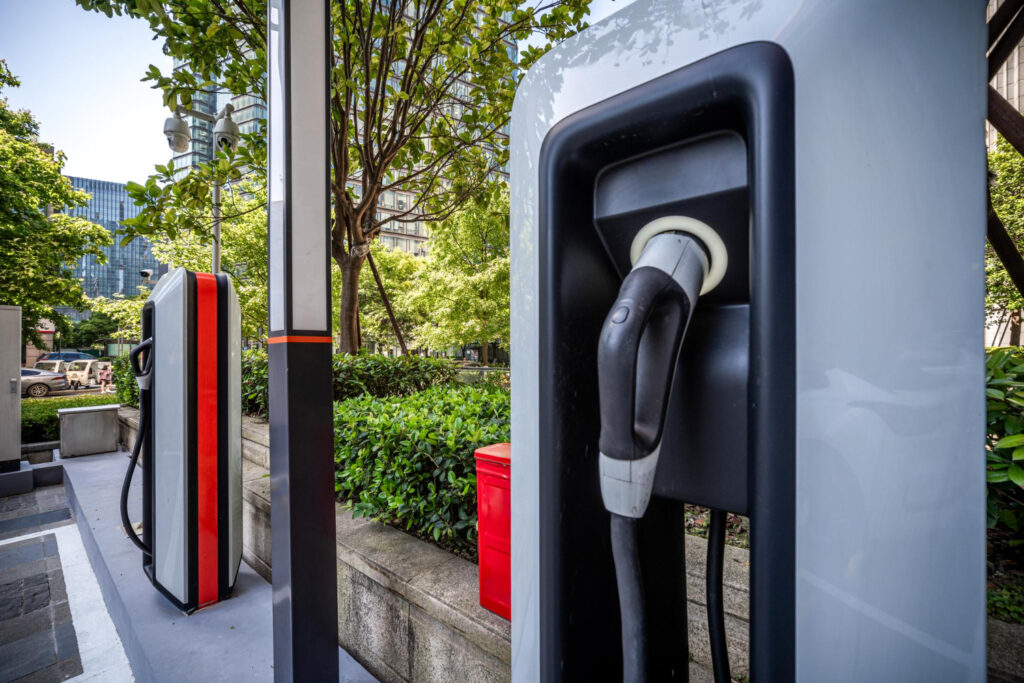 Gros plan sur le connecteur d'une borne de recharge pour véhicule électrique