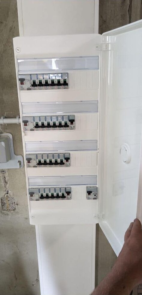 Électricien Le Breton Bâtiment en intervention sur un tableau électrique à Caen
