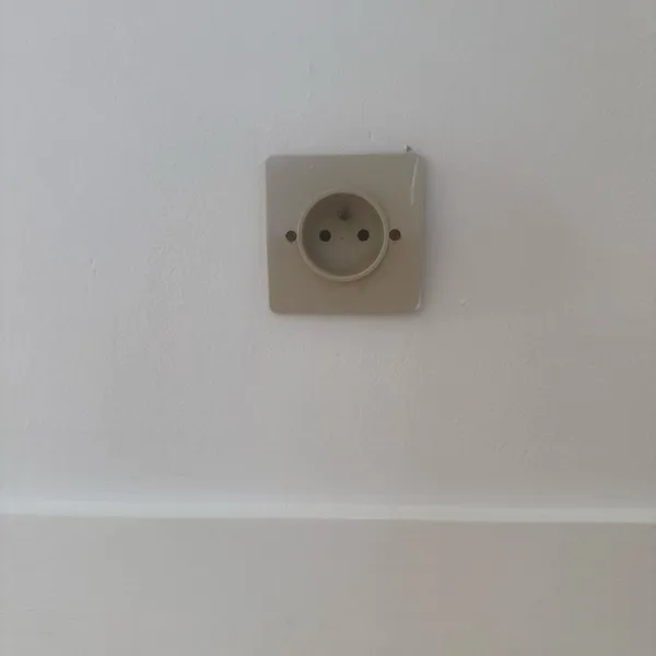 Prise électrique remplacée sur un chantier de rénovation à Caen