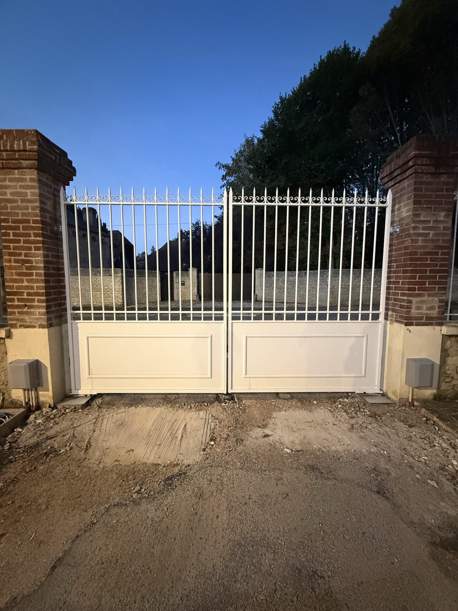 Installation de portail motorisé encastrée et câblage à Falaise