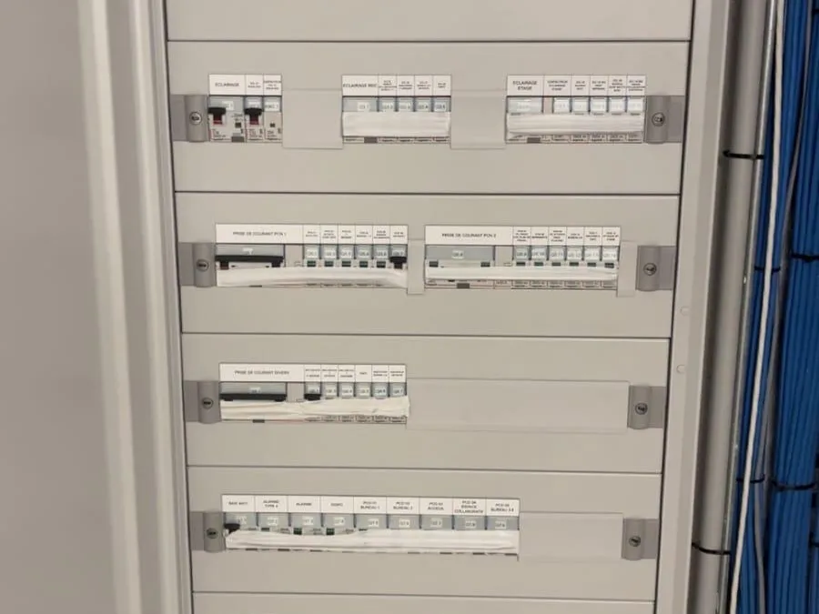 Armoire électrique équipée de ses disjoncteurs repérés sur un chantier du Calvados